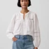Blusa con pliegues y ribete de encaje