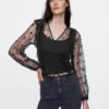 Blusa con volantes de encaje reciclado