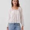 Blusa de cuello cuadrado con ribete de encaje