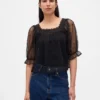 Blusa de tul transparente con bordados
