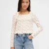 Blusa infantil con cuello cuadrado y fruncido
