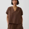 Blusa oversize de gasa de algodón con cuello abierto