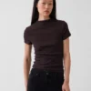 Camiseta corta moderna de cuello alto con costuras acanaladas