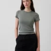 Camiseta moderna de cuello redondo