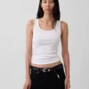 Camiseta sin mangas con cuello redondo acanalado