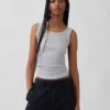 Camiseta sin mangas con cuello redondo acanalado