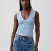Camiseta sin mangas moderna con cuello en V