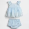 Conjunto de ropa para bebé con ojales