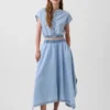 Falda midi de mezclilla con corte en forma de pañuelo