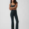 Leggings GapFit Smooth de talle alto y corte acampanado