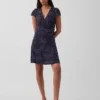 Mini vestido estampado con cuello en V