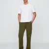Pantalones caqui rectos modernos