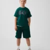 Pantalones cortos deportivos de malla para niños de 8"