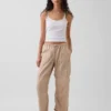 Pantalones utilitarios de sarga de talle medio con corte de barril