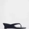 Sandalias de cuña con tiras entre los dedos de cuero vegano