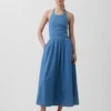 Vestido largo de mezclilla con cuello halter y lazo en la espalda
