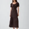 Vestido largo en capas con cuello redondo y ribete de encaje