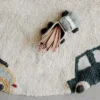 Alfombra lavable mediana «Wheels» de Lorena Canals