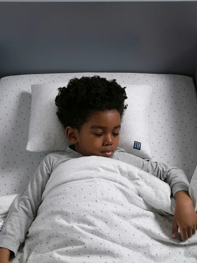 Almohada de espuma con memoria para niños pequeños de babyGap con 2 fundas refrescantes