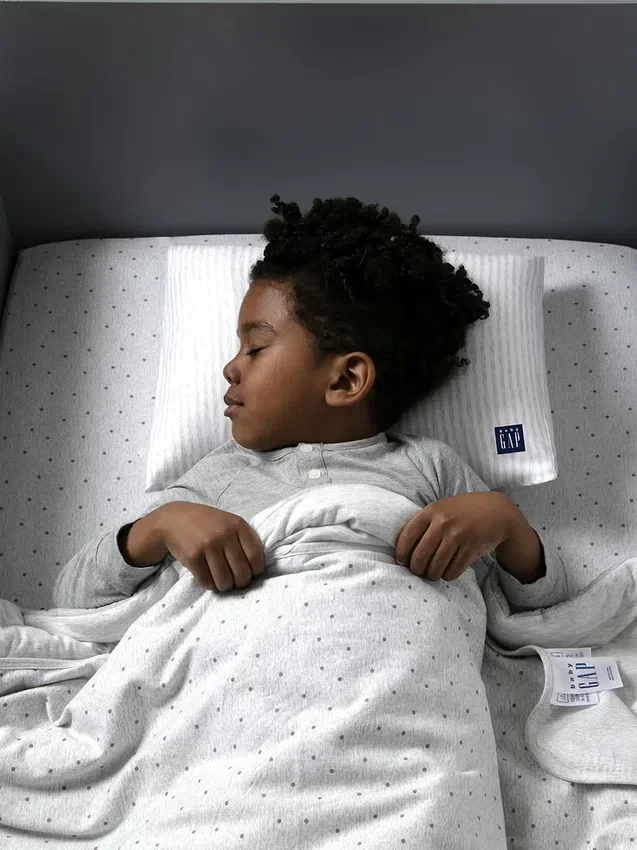 Almohada para niños pequeños babyGap con 2 fundas refrescantes