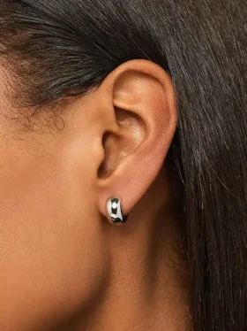 Ana Luisa Guilia: aretes de aro de plata llamativos