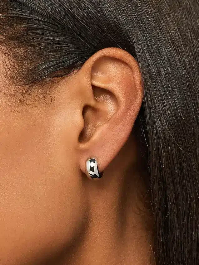 Ana Luisa Guilia: aretes de aro de plata llamativos