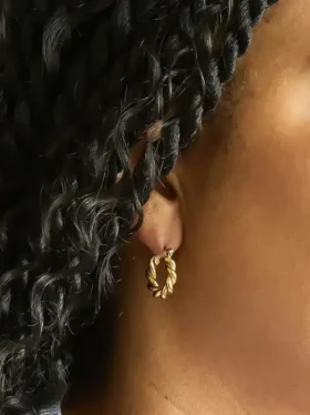 Aretes de aro ovalados retorcidos dorados de Admiral Row