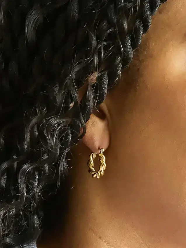 Aretes de aro ovalados retorcidos dorados de Admiral Row