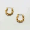 Aretes de aro ovalados retorcidos dorados de Admiral Row
