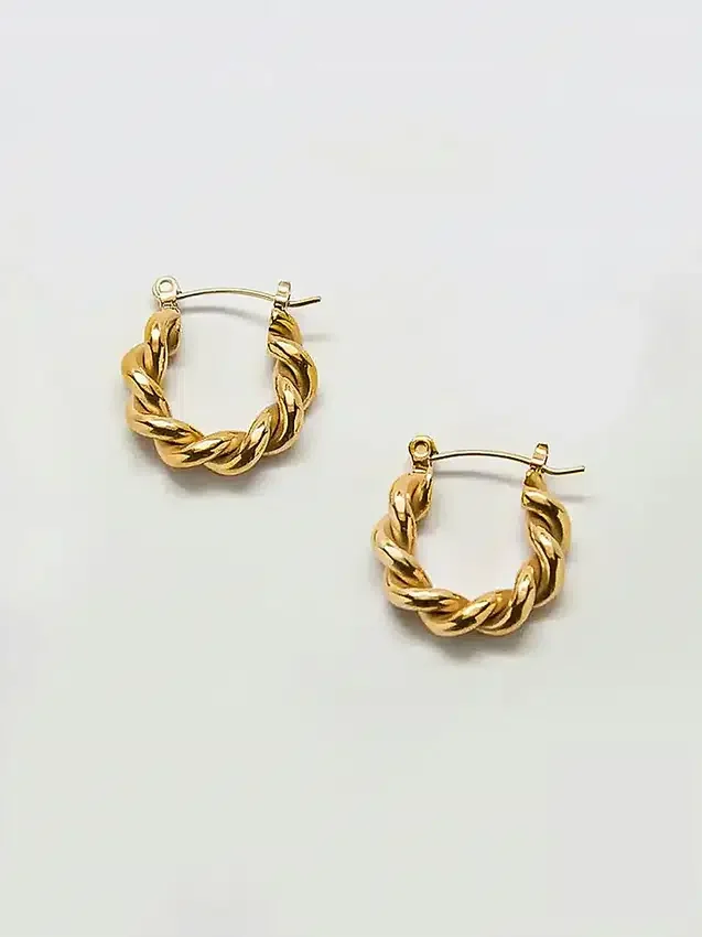 Aretes de aro ovalados retorcidos dorados de Admiral Row