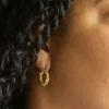 Aretes de aro ovalados retorcidos dorados de Admiral Row