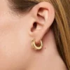 Aretes de aro tipo «huggie» mini de Ana Luisa Wade