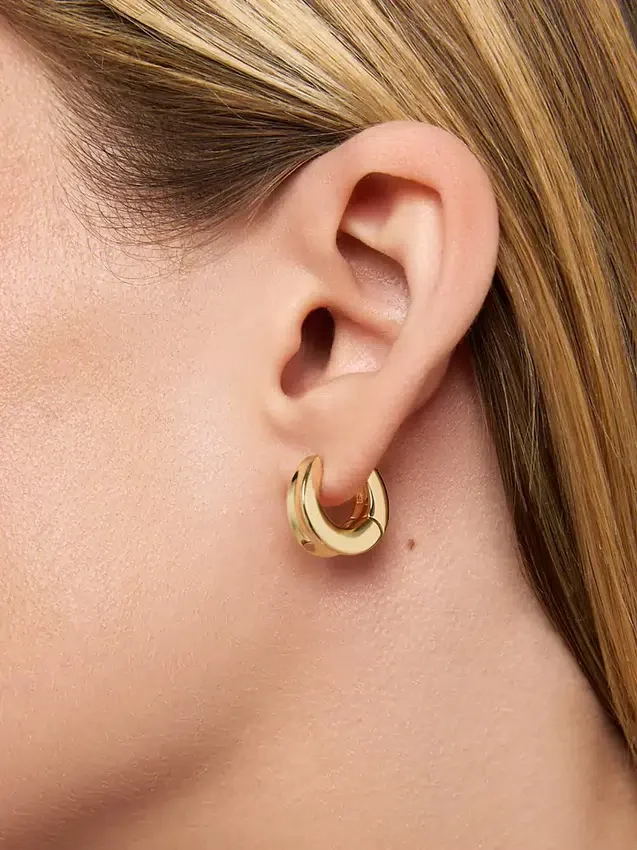 Aretes de aro tipo «huggie» mini de Ana Luisa Wade