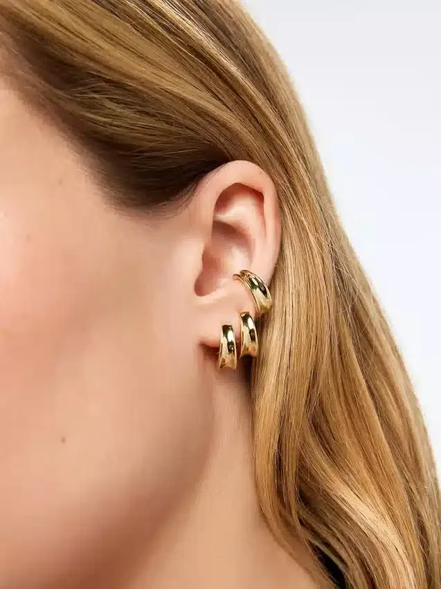 Aretes de aro tipo «huggie» mini de Ana Luisa Wade