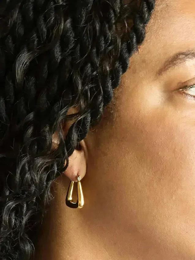 Aretes de aro triangulares dorados Admiral Row