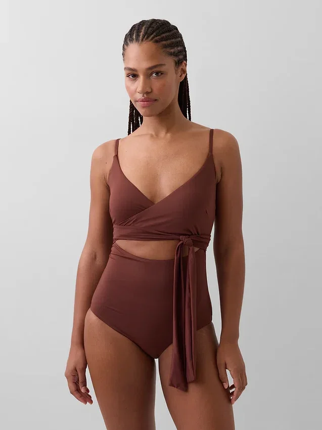 Bañador de una pieza cruzado con aberturas