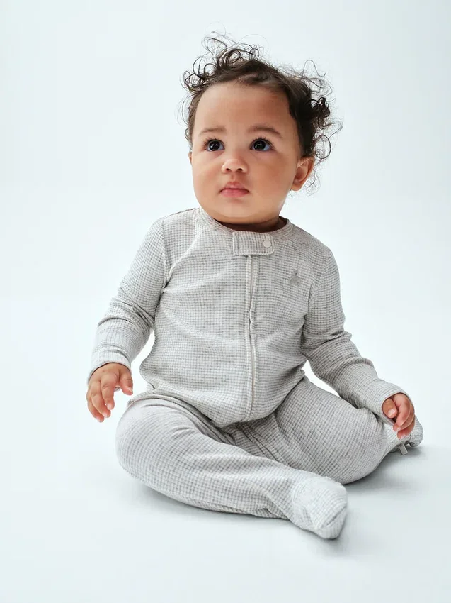 Baby First Favorites: mono con pies de punto fino