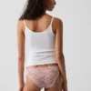 Bikini tipo «cheeky» de encaje