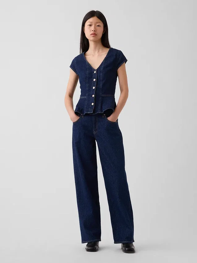 Blusa ajustada de mezclilla con mangas casquillo y peplum