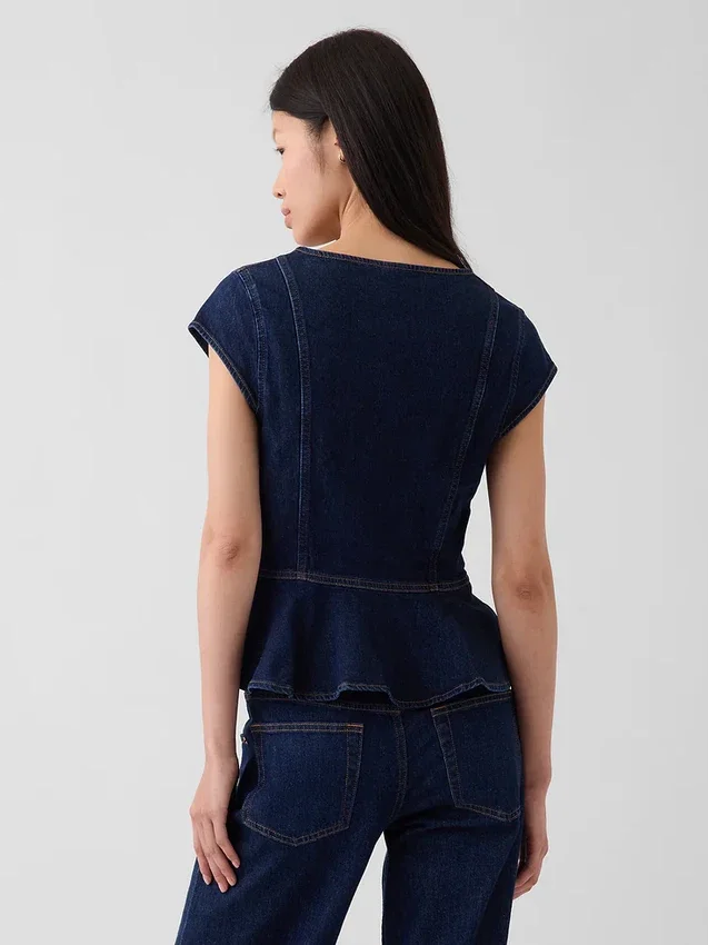 Blusa ajustada de mezclilla con mangas casquillo y peplum