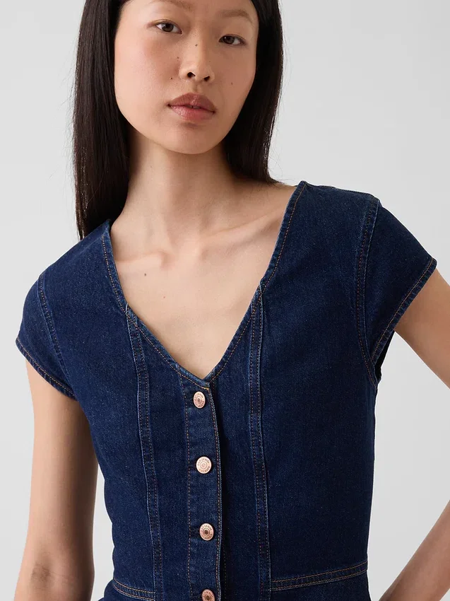 Blusa ajustada de mezclilla con mangas casquillo y peplum