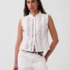 Blusa con botones en la parte delantera, pliegues y ribete de encaje