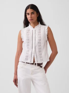 Blusa con botones en la parte delantera, pliegues y ribete de encaje