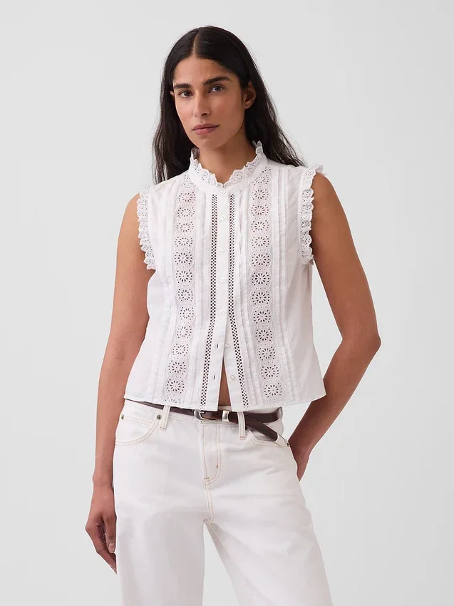 Blusa con botones en la parte delantera, pliegues y ribete de encaje