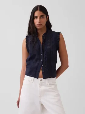 Blusa con botones en la parte delantera, pliegues y ribete de encaje