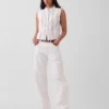 Blusa con botones en la parte delantera, pliegues y ribete de encaje