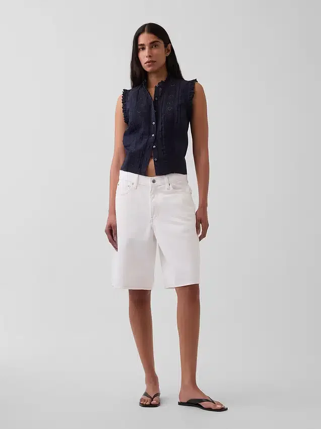 Blusa con botones en la parte delantera, pliegues y ribete de encaje