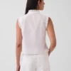 Blusa con botones en la parte delantera, pliegues y ribete de encaje