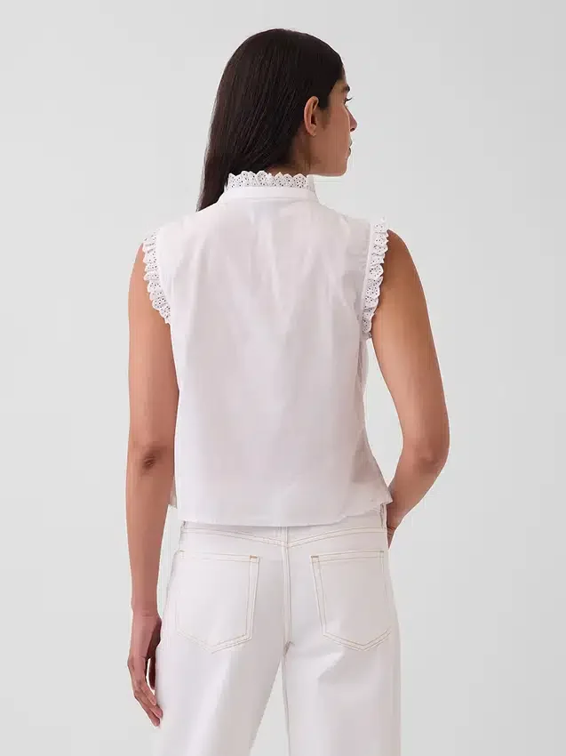 Blusa con botones en la parte delantera, pliegues y ribete de encaje
