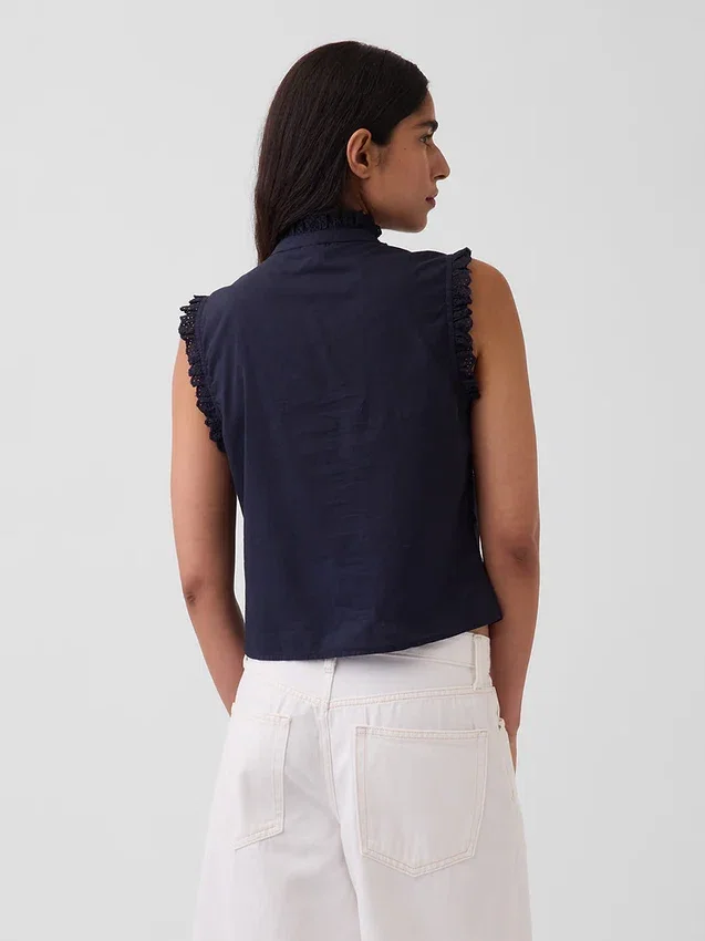 Blusa con botones en la parte delantera, pliegues y ribete de encaje